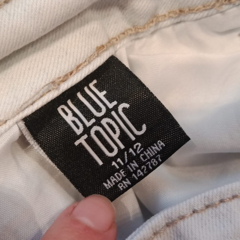 Distressed jeans - Picture 10 of 16